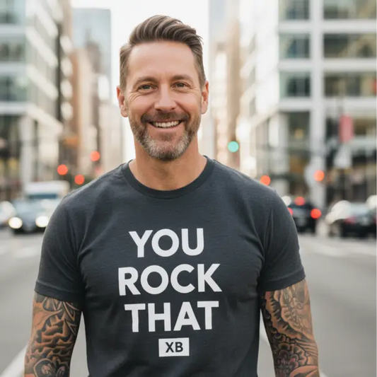 Positiver Mann trägt Rock T-Shirt für Männer mit hochwertigem Druck-Design - YOU ROCK THAT.