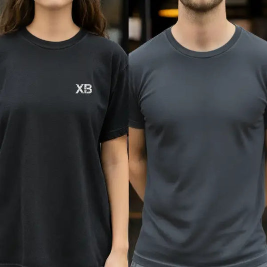 Eine Frau mit einem T-Shirt aus gekämmter Baumwolle sowie ein Mann mit einem T-Shirt aus ungekämmter Baumwolle.