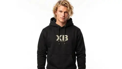 Blonder Junger Mann trägt schwarzen Premium Rock Hoodie mit XB Design.