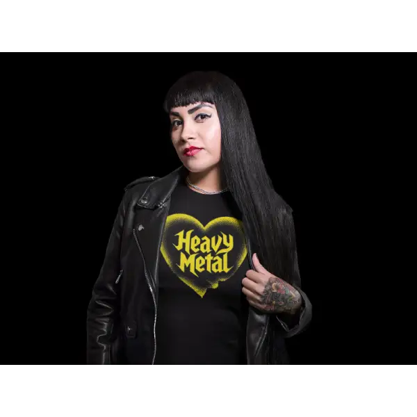 Frau mit geöffneter Lederjacke trägt Rock T-Shirt für Frauen mit einem leuchtenden Herzen in kräftigem Gelb sowie dem Aufdruck Heavy Metal.