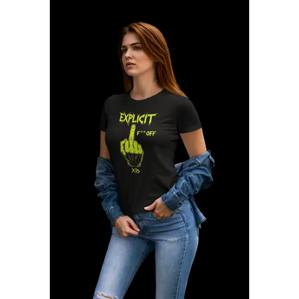 Junge Frau trägt ein Heavy Metal T-Shirt für Frauen mit hochwertigem Druck eines Stinkefingers und der Aufschrift EXPLICIT F..Off.