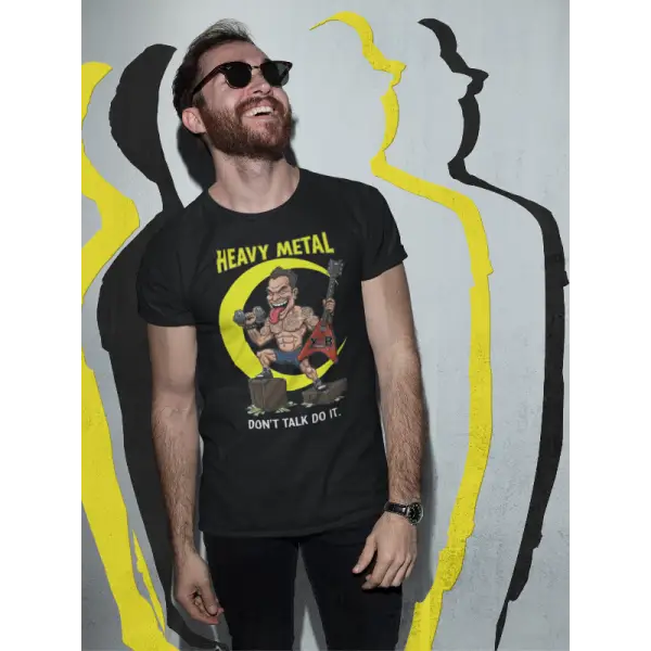 Mann trägt Heavy Metal T-Shirt für Männer mit hochwertigem Druck eines Rockers mit Hantel und Gitarre auf Geldkoffern.
