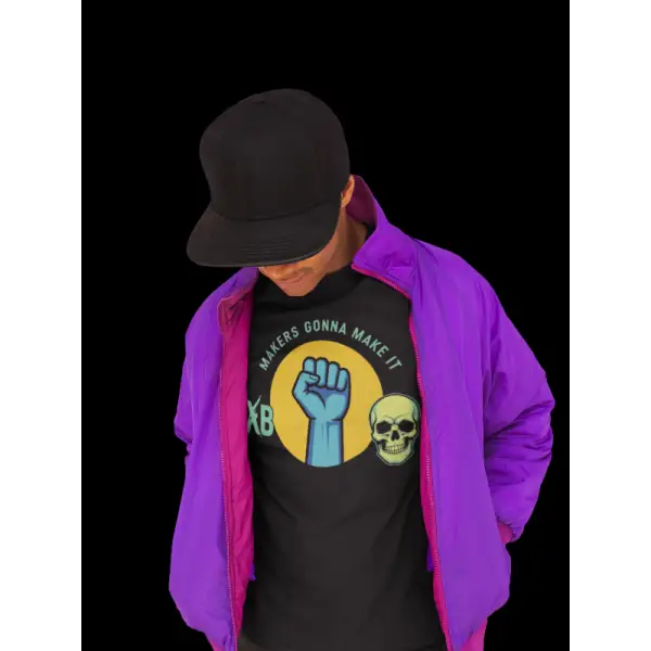 Mann trägt Rock T-Shirt für Männer mit Makers Gonna Make It Druck sowie Sieger-Faust.