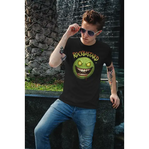 Mann mit Sonnenbrille trägt Heavy Metal T-Shirt mit hochwertigem Druck eine bösen Smileys mit Überschrift Rockbastard.