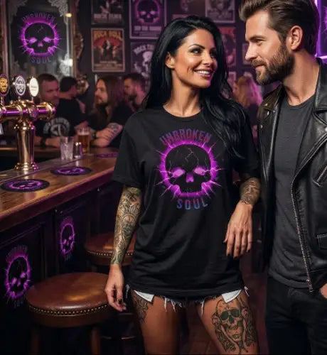 Frau flirtet in Bar und trägt ein Premium Rock T-Shirt mit auffälligem Skull-Design.