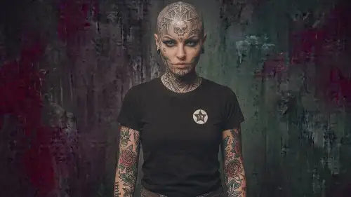 Frau mit tätowiertem Kopf trägt schwarzes Premium Rock T-Shirt aus 100 % gekämmter Baumwolle und einer Grammatur von 180g/m² sowie XB Branding aus Öko-Tex zertifizierten Farben.
