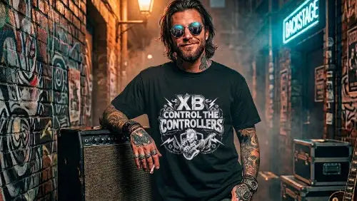 Mann mit Bart und Sonnenbrille in einem Hinterhof trägt schwarzes Premium Rock T-Shirt mit XB-Control The Controllers-Skull-Gitarrist-Design.