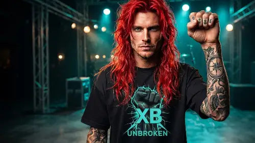 Rockstar vor Bühne trägt hochwertiges Premium Rock T-Shirt mit einer Grammatur von 240g/m² & 100% Bio-Baumwolle mit einem Faust-Design aus Öko-Tex zertifizierten Farben.