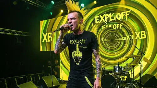 Punkrocker trägt bei Konzert Premium Rock T-Shirt aus 100% gekämmter Baumwolle und Öko-Tex zertifizierten Farben mit komplexem Stinkefinger-Design-Explicit und einer Grammatur von 185g/m².