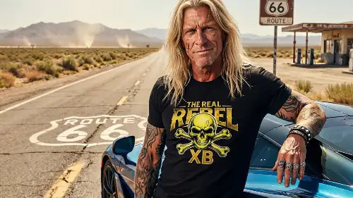 Rocker vor Sportwagen trägt ein hochwertiges Premium Rock T-Shirt aus 100% gekämmter Baumwolle mit Öko-Tex zertifizierten Farben und komplexem Skull-Design.