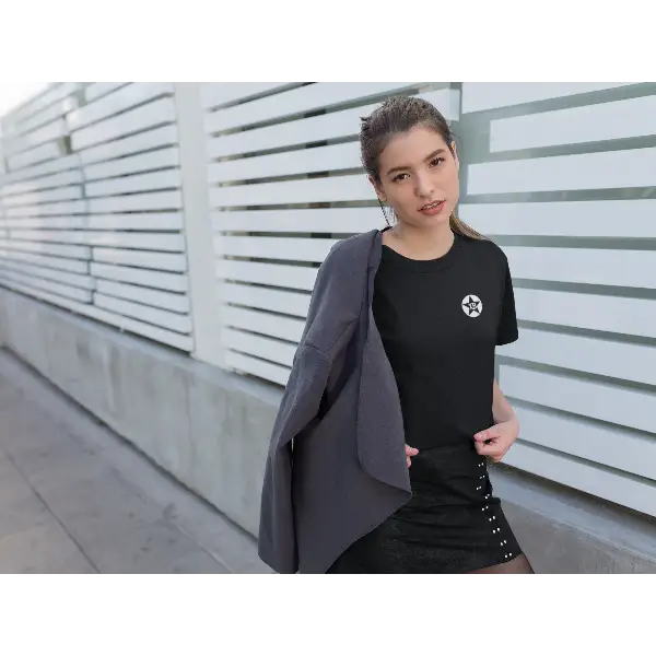 Junge Frau trägt schwarzes rockiges Premium T-Shirt mit XB Logo.