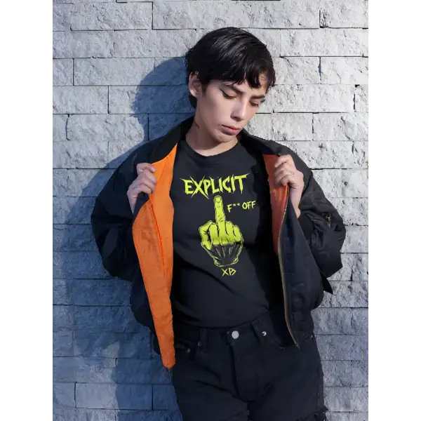 Model steht an Mauer und trägt ein Rock T-Shirt für Frauen mit Design EXPLICIT.