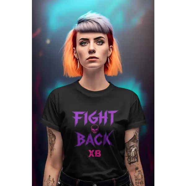 Model trägt Rock T-Shirt für Frauen mit Fight-Back-Skull Design.