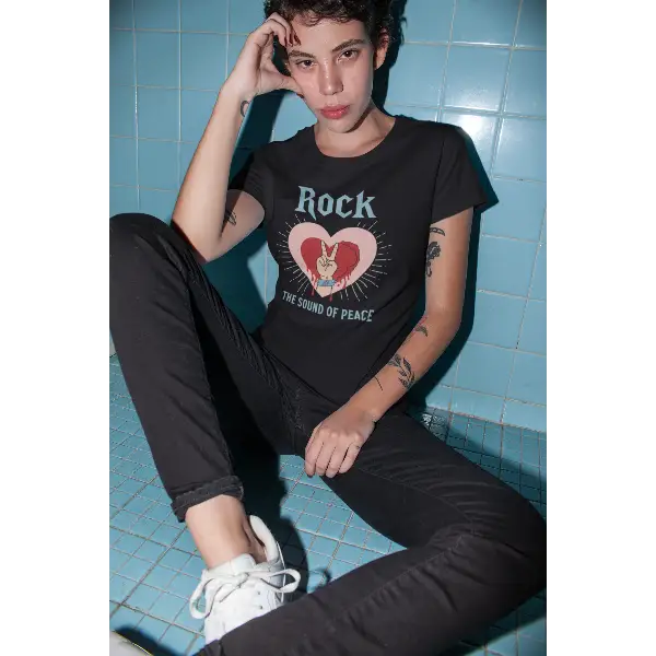 Model trägt Rock T-Shirt für Frauen mit Herz-Peace-Design.