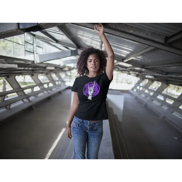 Model trägt Rock T-Shirt für Frauen mit hochwertigem Design einer weiblichen Hand im Devil's-Horn-Stil.