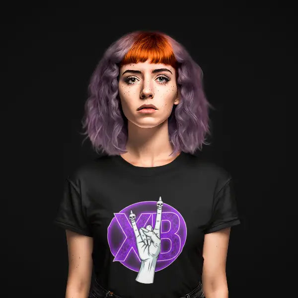 Model trägt Rock T-Shirt für Frauen mit hochwertigem komplexen Design einer weiblichen Hand die das Devilshorn Symbol formt.