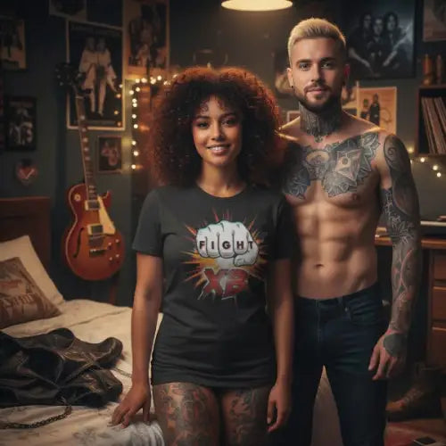 Ein Paar in einem Zimmer. Sie trägt sein Premium Rock T-Shirt für Männer mit hochwertigem Faust-Design.