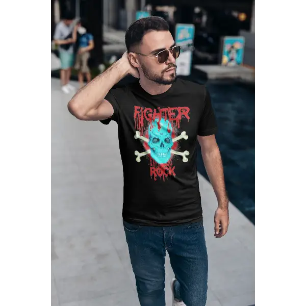 Model trägt Rock T-Shirt für Männer mit hochwertigem Fighter-Skull-Rock-Design.