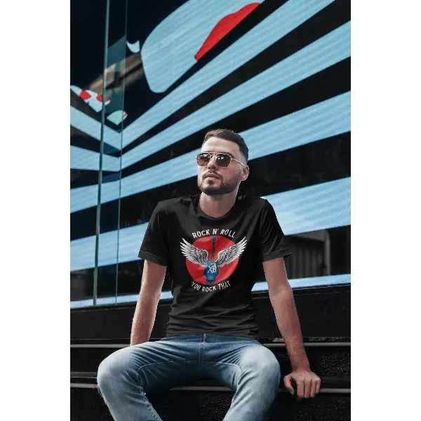 Model trägt Rock T-Shirt für Männer mit einem komplexen Gitarren-Flügel-Design.