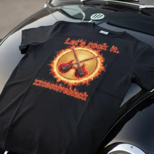 Premium Rock T-Shirt für Männer mit Lets Rock It-Design auf Motorhaube von VW-Käfer.