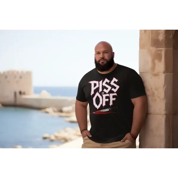 Kräftiger Mann steht lässig an Pfeiler und trägt ein Rock T-Shirt für Männer mit Aufdruck Piss Off