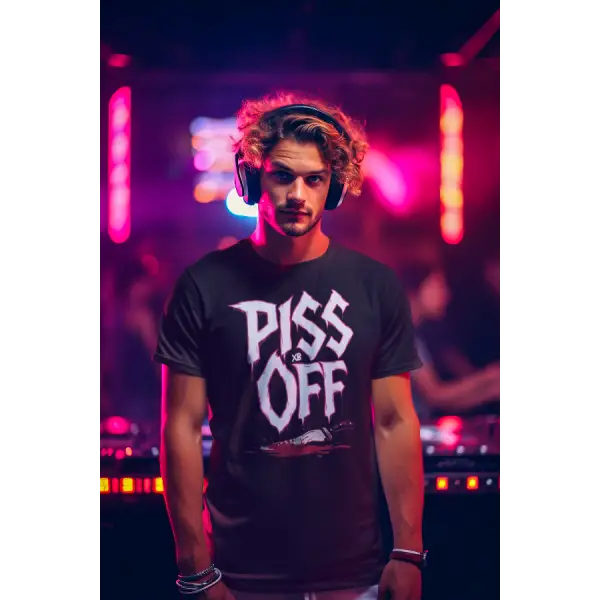 Mann in Disco trägt Rock T-Shirt für Männer mit hochwertigem Druck, Piss Off.