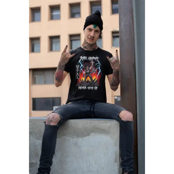 Model trägt Rock T-Shirt für Männer mit einem komplexen Design eines Rockers mit Gitarre. Rise-Above.