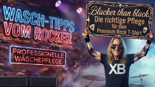 Rocker mit Sonnenbrille präsentiert Schild: Waschtipps vom Rocker - Professionelle Wäschepflege für dein Premium Rock T-Shirt.