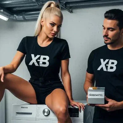 Paar im Waschkeller mit jeweils einem Premium Rock T-Shirt von XB.