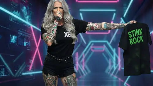  Blonde Frau trägt ein Premium Rock T-Shirt von XB & hält sich ein billiges Stink Rock Shirt vom Leib.