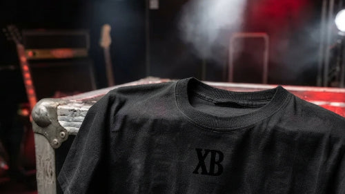 Dein Premium Rock T-Shirt von XB backstage auf Tour: Die organische Resonanz & biologische Patina im Live-Einsatz.