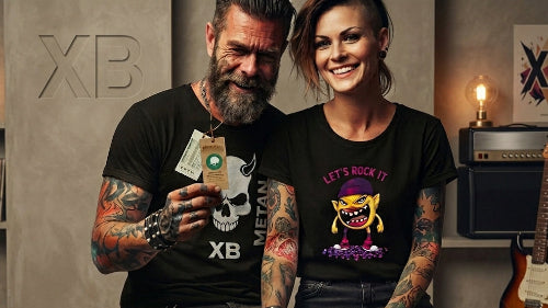 Dein Premium Rock T-Shirt von XB aus 100 % gekämmter oder Bio-Baumwolle mit Ökotex zertifizierten Farben, getragen von tätowiertem Rocker-Paar im Musikzimmer.