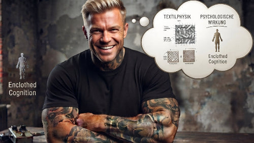Dein Premium Rock T-Shirt: Lachender tätowierter Mann mit Gedankenblase zu Textilphysik und Enclothed Cognition.