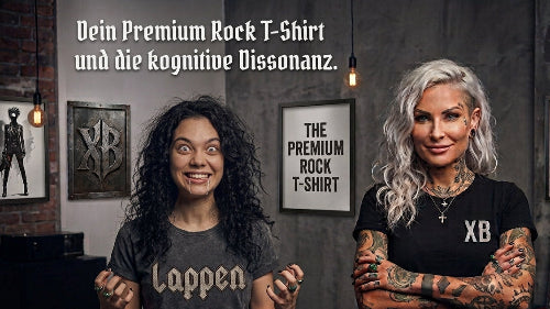 Frau mit kognitiver Dissonanz und Lappen T-Shirt steht neben rockiger Frau mit schwarzem Premium Rock T-Shirt aus 100 % gekämmter Baumwolle und hochwertigem XB-Brandig aus Öko-Tex zertifizierten Farben.