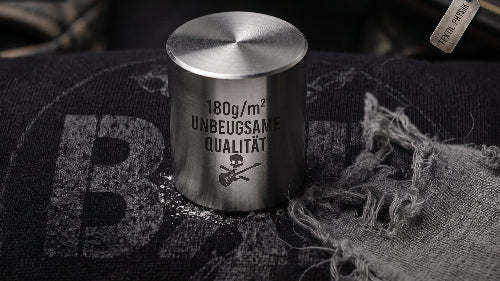 Dein Premium Rock T-Shirt: Wissenschaftlicher Härtetest von 180 g/m² Ringgarn-Stoff im direkten Vergleich zur zerrissenen Standardware. Unbeugsame Qualität.