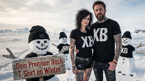 Paar in Winterlandschaft trägt jeweils ein schwarzes Premium Rock T-Shirt aus 100 % gekämmter Baumwolle sowie 100 % Bio-Baumwolle mit hochwertigem XB Branding aus Öko-Tex zertifizierten Farben.