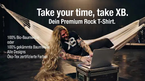 Mann mit Premium Rock T-Shirt in Hängematte kauft entspannt mit Laptop ein.