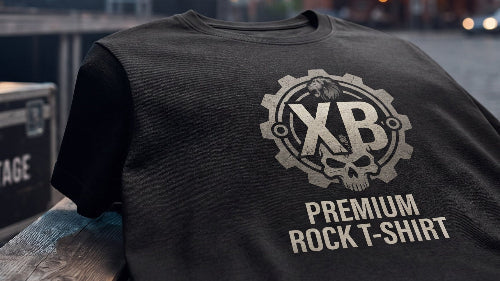 Dein Premium Rock T-Shirt mit XB-Logo auf Holztisch im urbanen Backstage-Setting.