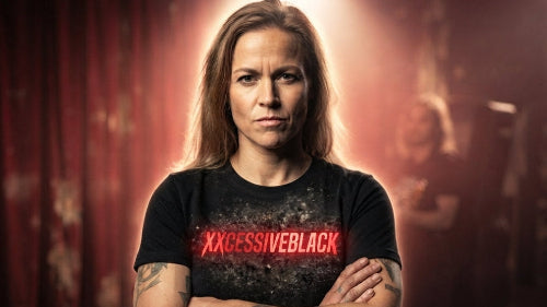 Selbstbewusste Frau mit Rock-Attitüde in einem schwarzen Premium Rock T-Shirt von XXCESSIVEBLACK das für kompromisslose Materialqualität und kovalente Reinheit steht.