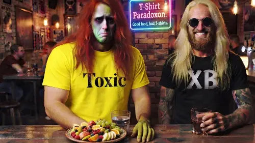 Männer in einer Bar: Einer trägt ein gelbes Toxic-Billig-T-Shirt und isst Salat. Der andere trägt ein Premium Rock T-Shirt von XB. Im Hintergrund ein Schild mit der Neon-Schrift: T-Shirt Paradoxon - Good food bad T-shirts.