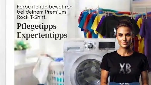 Frau im Waschmaschinen-Raum trägt ein Premium Rock T-Shirt aus 100% Bio Baumwolle mit XB Design. Im Hintergrund steht geschrieben: Farbe richtig bewahren bei deinem Premium Rock T-Shirt. Pflegetipps. Expertentipps. 