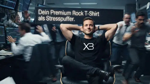 Dein Premium Rock T-Shirt als Stresspuffer: Entspannter Mann trägt im hektischen Büro ein Premium Rock T-Shirt von XB.