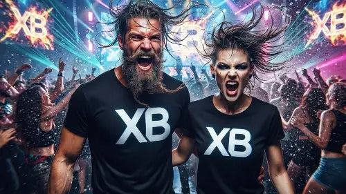 Paar mit perfekt aussehenden Premium Rock T-Shirts von XB im verschwitzten Moshpit-Einsatz.