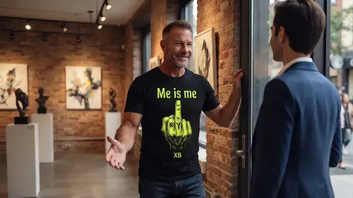 Galerist begrüßt Kunden und trägt ein schwarzes Premium Rock T-Shirt aus 100% gekämmter Baumwolle mit hochwertigem Me is me Design von XB.