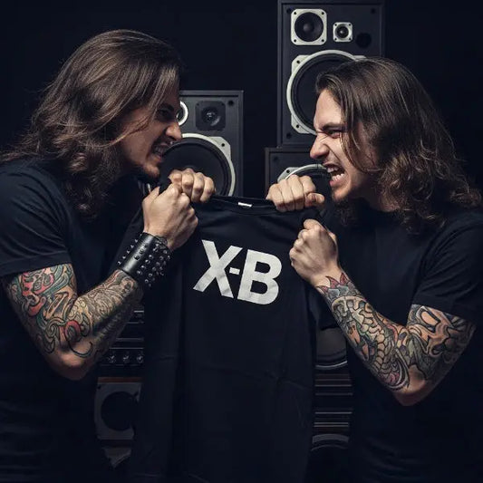 Zwei Männer aus der Heavy Metal Szene, streiten um ein Rock T-Shirt für Männer von XXCESSIVEBLACK.