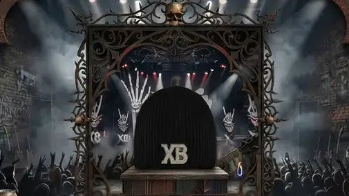 Deine Premium Rock Beanie von XB auf einem Podium vor einer Rock-Bühne.