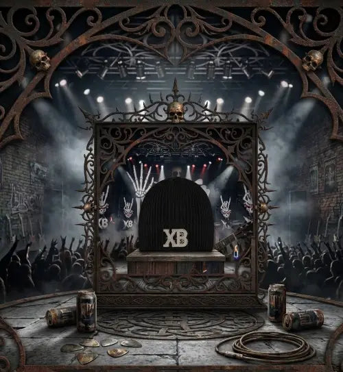 Präsentation einer schwarzen rockigen Beanie aus 100% Bio-Baumwolle mit hochwertiger Stickerei im XB -Design.