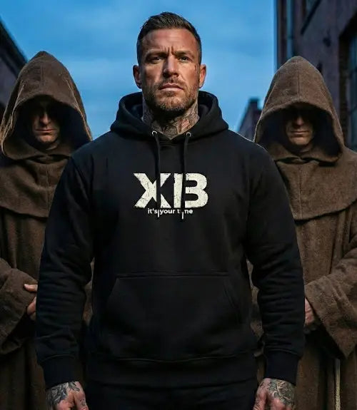 Mann umgeben von Mönchen trägt einen Premium Rock Hoodie von xxcessiveblack.