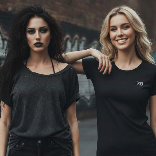 Zwei Frauen mit je einem billig T-Shirt sowie einem Premium T-Shirt von XB.