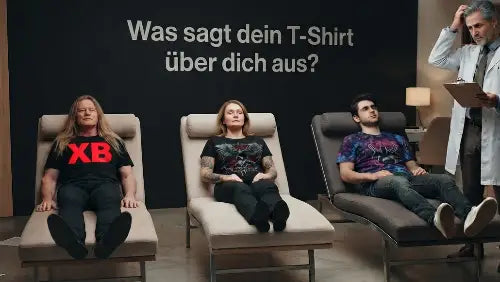 Ein Mann mit Premium Rock T-Shirt von XB sowie zwei andere Personen mit T-Shirt liegen beim Psychologen auf der Couch und im Hintergrund die Frage: Was sagt dein T-Shirt über dich aus?